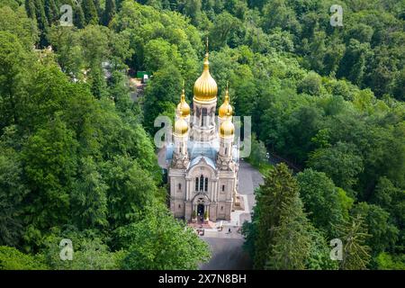 Reise, xsvx, Stadt Wiesbaden, v.l. Russisch-Ortodoxe Kirche auf dem Wiesbadener Neroberg. Weithin sichtbar mit ihren Fünf vergoldeten Kuppeln ist die russisch-ortodoxe Kirche, die der nassauische Herzog Adolph 1847 1855 in russisch-byzantinischem Stil als Grabeskirche für seine verstorbene Ehefrau Elisabeth Michailowna erbauen ließ, eine Nichte der Zaren Alexander I. und Nikolaus I. Nahebei liegt ein russischer Friedhof, Friedhof auf dem zahlreiche Persönlichkeiten begraben sind, die sich in der Stadt niedergelassen hatten, als diese noch Weltkurstadt War. Der bekannteste hier Bestattete ist der male Foto Stock