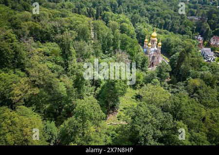 Reise, xsvx, Stadt Wiesbaden, v.l. Russisch-Ortodoxe Kirche auf dem Wiesbadener Neroberg. Weithin sichtbar mit ihren Fünf vergoldeten Kuppeln ist die russisch-ortodoxe Kirche, die der nassauische Herzog Adolph 1847 1855 in russisch-byzantinischem Stil als Grabeskirche für seine verstorbene Ehefrau Elisabeth Michailowna erbauen ließ, eine Nichte der Zaren Alexander I. und Nikolaus I. Nahebei liegt ein russischer Friedhof, Friedhof auf dem zahlreiche Persönlichkeiten begraben sind, die sich in der Stadt niedergelassen hatten, als diese noch Weltkurstadt War. Der bekannteste hier Bestattete ist der male Foto Stock