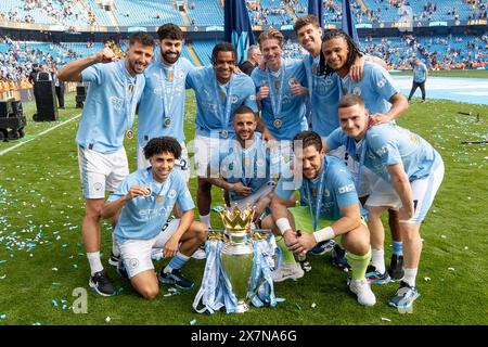 Manchester, Regno Unito. 19 maggio 2024. La squadra del Manchester City si posa di fronte al trofeo Barclays Premier League e festeggia di fronte ai propri tifosi dopo la partita di Premier League Manchester City vs West Ham United all'Etihad Stadium, Manchester, Regno Unito, 19 maggio 2024 (foto di Mark Cosgrove/News Images) a Manchester, Regno Unito il 19/5/2024. (Foto di Mark Cosgrove/News Images/Sipa USA) credito: SIPA USA/Alamy Live News Foto Stock