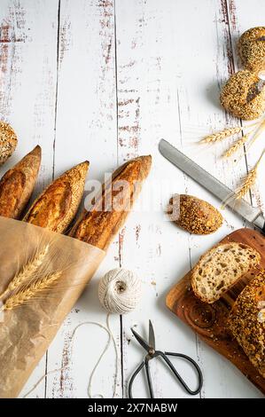 Pane fresco su sfondo bianco Foto Stock