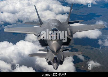 Due F-35A Lightning II della U.S. Air Force assegnati al F-35A Lightning II Demonstration Team, volano in formazione sulla strada per dover Air Force B. Foto Stock