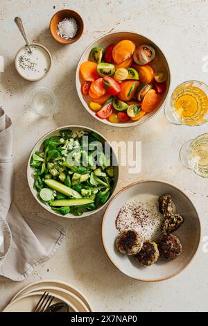 Ampia tavola piatta di mezze in luce soffusa su sfondo in pietra Foto Stock