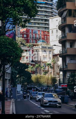 Monaco, Monaco - 14 maggio 2023: Strada tipica con splendide facciate del Principato di Monaco Foto Stock