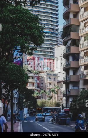 Monaco, Monaco - 14 maggio 2023: Strada tipica con splendide facciate del Principato di Monaco Foto Stock