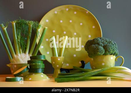 Verdure verdi con stoviglie a pois verdi, estetica che blocca il colore. Gli alimenti verdi contengono fitonutrienti che hanno un effetto benefico sull'imm Foto Stock