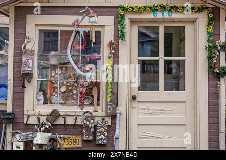 Divertente collezione di vetri, conchiglie, boe in una casa di legno, Seward, Alaska, Stati Uniti Foto Stock