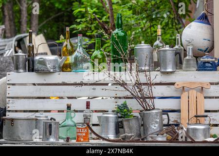 Divertente collezione di vetri, conchiglie, boe in una casa di legno, Seward, Alaska, Stati Uniti Foto Stock