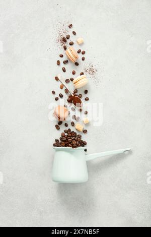 Coffee turk e fagioli e macaron volanti su fondo in cemento Foto Stock