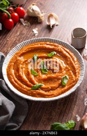 Piatto con salsa di pomodoro e ingredienti freschi Foto Stock