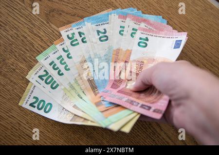 Bamberga, Germania 20. Mai 2024: Themenbilder - Symbolbilder - Geld - 2024 Eine person hält mehrere tausend Euro in Bargeld in der Hand. Die Geldscheine haben die Währung Euro und sind von unterschiedlichem Geldwert, darunter 5 â, 10 â, 50â, 100â und 200â. Bayern *** Bamberga, Germania 20 maggio 2024 immagini a tema immagini simbolo moneta 2024 Una persona detiene diverse migliaia di euro in contanti in mano le banconote sono in euro e sono di diversi tagli, tra cui â5, â10, â50, â100 e â200 Baviera Copyright: XFotostandx/XK.xSchmittx Foto Stock