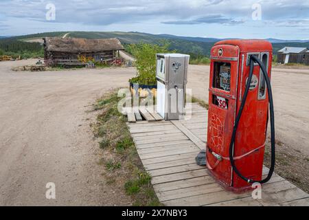 Vecchio e semplice distributore di benzina nella natura selvaggia, distributore, Top of the World Highway, Alaska, Stati Uniti Foto Stock