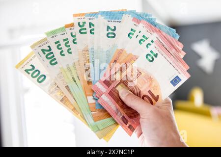 Bamberga, Germania 20. Mai 2024: Themenbilder - Symbolbilder - Geld - 2024 Eine person hält mehrere tausend Euro in Bargeld in der Hand. Die Geldscheine haben die Währung Euro und sind von unterschiedlichem Geldwert, darunter 5 â, 10 â, 50â, 100â und 200â. Bayern *** Bamberga, Germania 20 maggio 2024 immagini a tema immagini simbolo moneta 2024 Una persona detiene diverse migliaia di euro in contanti in mano le banconote sono in euro e sono di diversi tagli, tra cui â5, â10, â50, â100 e â200 Baviera Copyright: XFotostandx/XK.xSchmittx Foto Stock