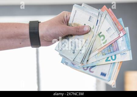 Bamberga, Germania 20. Mai 2024: Themenbilder - Symbolbilder - Geld - 2024 Eine person hält mehrere tausend Euro in Bargeld in der Hand. Die Geldscheine haben die Währung Euro und sind von unterschiedlichem Geldwert, darunter 5 â, 10 â, 50â, 100â und 200â. Bayern *** Bamberga, Germania 20 maggio 2024 immagini a tema immagini simbolo moneta 2024 Una persona detiene diverse migliaia di euro in contanti in mano le banconote sono in euro e sono di diversi tagli, tra cui â5, â10, â50, â100 e â200 Baviera Copyright: XFotostandx/XK.xSchmittx Foto Stock