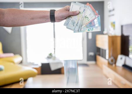 Bamberga, Germania 20. Mai 2024: Themenbilder - Symbolbilder - Geld - 2024 Eine person hält mehrere tausend Euro in Bargeld in der Hand. Die Geldscheine haben die Währung Euro und sind von unterschiedlichem Geldwert, darunter 5 â, 10 â, 50â, 100â und 200â. Bayern *** Bamberga, Germania 20 maggio 2024 immagini a tema immagini simbolo moneta 2024 Una persona detiene diverse migliaia di euro in contanti in mano le banconote sono in euro e sono di diversi tagli, tra cui â5, â10, â50, â100 e â200 Baviera Copyright: XFotostandx/XK.xSchmittx Foto Stock