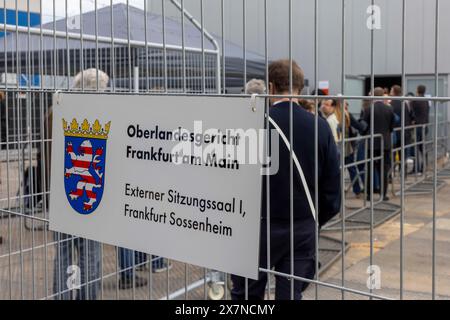 21 maggio 2024, Assia, Francoforte sul meno: I rappresentanti dei media e altri visitatori sono in coda fuori dall'edificio del tribunale temporaneo nel quartiere Sossenheim di Francoforte prima dell'inizio del processo contro il presunto gruppo "Reichsbürger" attorno al principe Reuß. Foto: Helmut Fricke/dpa Foto Stock