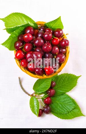 Ciliegia in un piatto di argilla sul tavolo Foto Stock