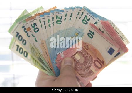 Bamberga, Germania 20. Mai 2024: Themenbilder - Symbolbilder - Geld - 2024 Eine person hält mehrere tausend Euro in Bargeld in der Hand. Die Geldscheine haben die Währung Euro und sind von unterschiedlichem Geldwert, darunter 5 â, 10 â, 50â und 100â. Bayern *** Bamberga, Germania 20 maggio 2024 immagini a tema immagini simbolo moneta 2024 Una persona detiene diverse migliaia di euro in contanti in mano le banconote sono in euro e hanno diversi tagli, tra cui â5, â10, â50 e â100 Baviera Copyright: XFotostandx/XK.xSchmittx Foto Stock