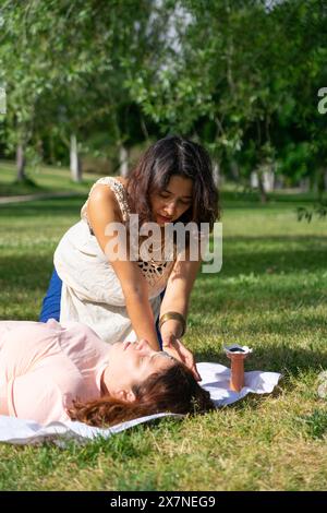 Donna colombiana che fa una sessione di respirazione cosciente. Medicina alternativa Foto Stock