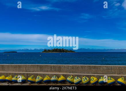 Vincendo la lotteria boe colorate con numeri e lettere sulla costa della Croazia Jadran Foto Stock