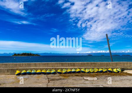 Vincendo la lotteria boe colorate con numeri e lettere sulla costa della Croazia Jadran Foto Stock