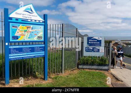 Seaham, Contea di Durham, Regno Unito. Cartello all'ingresso del porto turistico di Seaham. Foto Stock