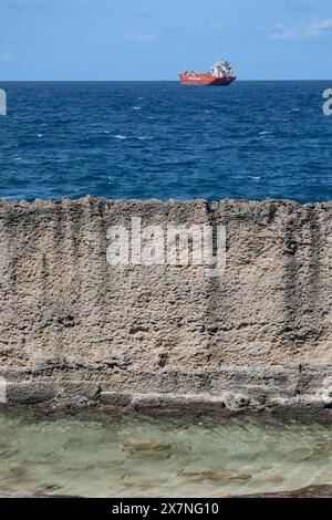 Mura fenicie di Batroun, situate su una spiaggia sabbiosa e rocciosa utilizzata come cava sin dall'antichità. Foto Stock