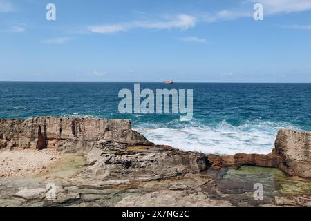 Mura fenicie di Batroun, situate su una spiaggia sabbiosa e rocciosa utilizzata come cava sin dall'antichità. Foto Stock