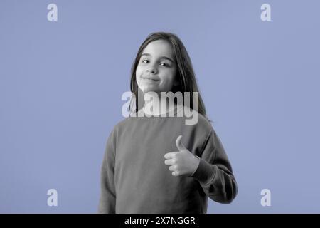 Una ragazza adolescente di cattivo umore crea l'aspetto di un umore positivo. concetto Foto Stock