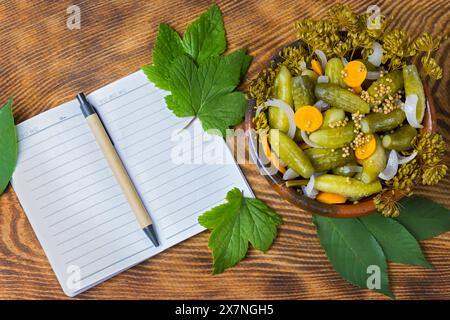 Cetrioli sottaceto, marinare in vasetti, cetrioli in un recipiente, set di cetrioli sottaceto Foto Stock