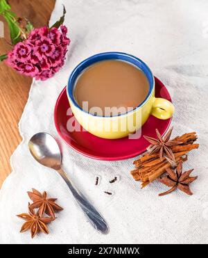 Cacao alla cannella, dessert delizioso, caramelle di gelatina, fette d'arancia Foto Stock