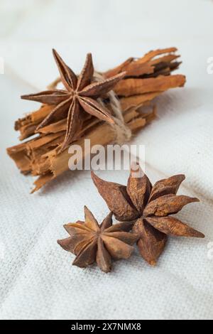 Cacao alla cannella, dessert delizioso, caramelle di gelatina, fette d'arancia Foto Stock