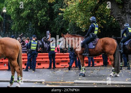 Ufficiali a cavallo e regolari sono visti tenere una fila mentre sorvegliano i sostenitori pro-palestinesi separati dal Rally pro-ebraico. Sei persone sono state arrestate a seguito di accesi scambi tra manifestanti filo-palestinesi e filo-israeliani nel CBD di Melbourne. Una folla combinata di 7000 persone ha partecipato al Nakba Sunday Rally separato, e a Never Again Is Now Rally organizzato dal gruppo sionista cristiano Ambasciata cristiana internazionale di Gerusalemme. Si è capito che alcuni manifestanti del Nakba Sunday Rally, iniziato a mezzogiorno intorno alla Biblioteca di Stato si sono fusi in Spring St, intorno al Parlamento- dove Foto Stock