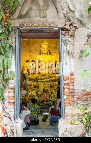 Samut songkhram Tailandia - 14 aprile 2024 : i viaggiatori asiatici adorano il buddha al tempio Wat Bang Kung nell'albero di bodhi e il famoso centro storico Foto Stock