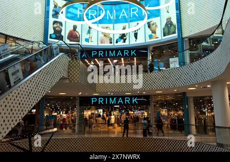 Primark ist ein International tätiger Textil-Discounter mit Hauptsitz a Dublino in der Republik Irland. In Primark-Filialen, Die in der Regel mehrere Tausend Quadratmeter Verkaufsfläche bieten, werden Textilien, Schuhe und Accessoires für Damen, Herren und Kinder sowie Artikel für den Wohnbedarf und Kosmetik zu niedrigen Preisen verkauft. Primark-Filiale im PEP Einkaufszentrum, München-Neuperlach *** Primark è un rivenditore internazionale di abbigliamento scontato con sede a Dublino, nella Repubblica d'Irlanda, i negozi Primark, che generalmente offrono diverse migliaia di metri quadrati di spazio al dettaglio, vendono Foto Stock