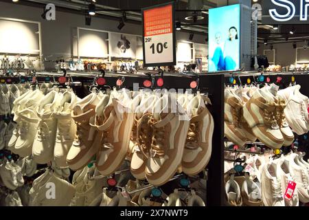 Primark ist ein International tätiger Textil-Discounter mit Hauptsitz a Dublino in der Republik Irland. In Primark-Filialen, Die in der Regel mehrere Tausend Quadratmeter Verkaufsfläche bieten, werden Textilien, Schuhe und Accessoires für Damen, Herren und Kinder sowie Artikel für den Wohnbedarf und Kosmetik zu niedrigen Preisen verkauft. Primark-Filiale im PEP Einkaufszentrum, München-Neuperlach. Schuhe, reduziert *** Primark è un rivenditore internazionale di abbigliamento a prezzi scontati con sede a Dublino, nella Repubblica d'Irlanda, i negozi Primark, che generalmente offrono diverse migliaia di metri quadrati di Foto Stock