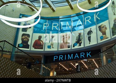 Primark ist ein International tätiger Textil-Discounter mit Hauptsitz a Dublino in der Republik Irland. In Primark-Filialen, Die in der Regel mehrere Tausend Quadratmeter Verkaufsfläche bieten, werden Textilien, Schuhe und Accessoires für Damen, Herren und Kinder sowie Artikel für den Wohnbedarf und Kosmetik zu niedrigen Preisen verkauft. Primark-Filiale im PEP Einkaufszentrum, München-Neuperlach *** Primark è un rivenditore internazionale di abbigliamento scontato con sede a Dublino, nella Repubblica d'Irlanda, i negozi Primark, che generalmente offrono diverse migliaia di metri quadrati di spazio al dettaglio, vendono Foto Stock