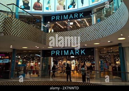 Primark ist ein International tätiger Textil-Discounter mit Hauptsitz a Dublino in der Republik Irland. In Primark-Filialen, Die in der Regel mehrere Tausend Quadratmeter Verkaufsfläche bieten, werden Textilien, Schuhe und Accessoires für Damen, Herren und Kinder sowie Artikel für den Wohnbedarf und Kosmetik zu niedrigen Preisen verkauft. Primark-Filiale im PEP Einkaufszentrum, München-Neuperlach *** Primark è un rivenditore internazionale di abbigliamento scontato con sede a Dublino, nella Repubblica d'Irlanda, i negozi Primark, che generalmente offrono diverse migliaia di metri quadrati di spazio al dettaglio, vendono Foto Stock