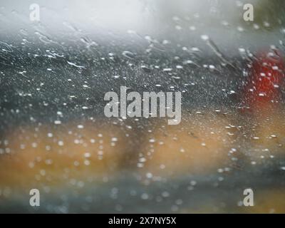 Piacenza, Italia - 22 aprile 2024 Una scena autostradale sotto un cielo coperto con auto e camion con segnaletica stradale e un cavalcavia, giornata di pioggia su Motorwa Foto Stock