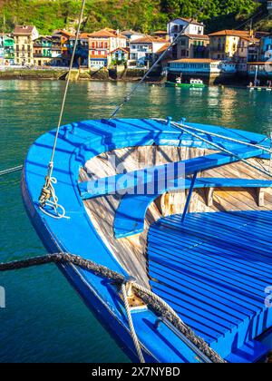 Villaggio di pescatori di Pasajes de San Juan con una barca da pesca in primo piano. Gipuzkoa, Spagna. Foto Stock