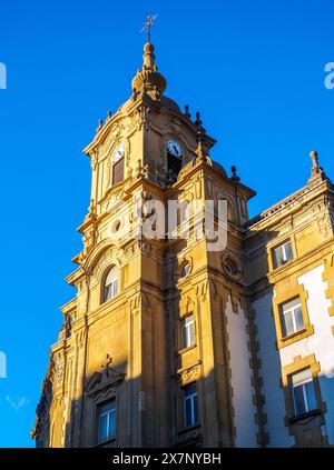 Chiesa di Corazon de Maria su un cielo blu. San Sebastian, Gipuzkoa, Spagna. Foto Stock