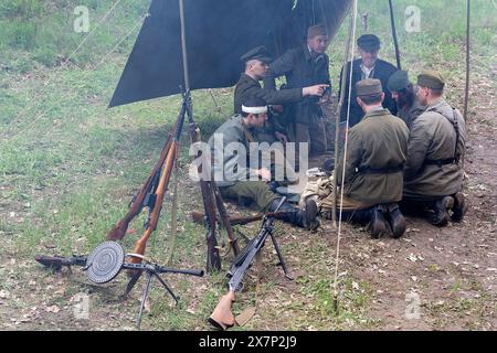 Kiev, Ucraina - 09 maggio 2019: Persone sotto forma di combattenti dell'esercito ucraino dissidenti in una festa storica in occasione dell'anniversario della fine del Foto Stock