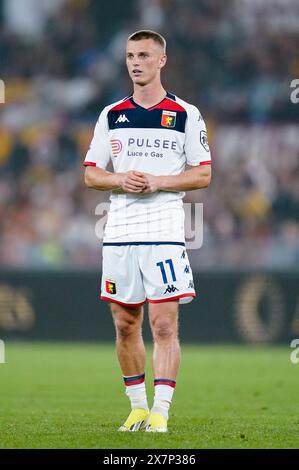 Roma, Italia. 19 maggio 2024. Albert Gudmundsson del Genoa CFC guarda durante la partita di serie A TIM tra AS Roma e Genoa CFC allo Stadio Olimpico il 19 maggio 2024 a Roma. Crediti: Giuseppe Maffia/Alamy Live News Foto Stock