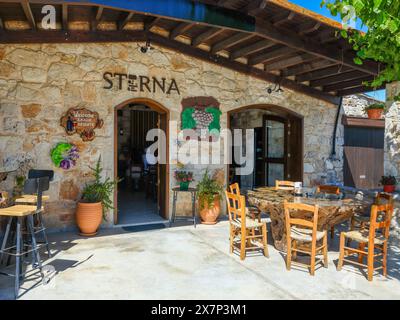 Maggio 2024, tavoli e sedie presso la Cantina Sterna, il vigneto e il museo del vino, Kathikas, Cipro. Foto Stock