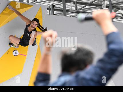 (240521) -- PECHINO, 21 maggio 2024 (Xinhua) -- XINHUA FOTO SPORTIVE DELLA SETTIMANA (dal 13 maggio al 19 maggio 2024) TRASMESSA il 21 maggio 2024. Brooke Raboutou degli Stati Uniti reagisce durante l'arrampicata su massi del masso femminile e finale di testa di arrampicata sportiva alla Olympic Qualifier Series nella Cina orientale di Shanghai, 19 maggio 2024. (Xinhua/He Changshan) Foto Stock