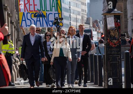 Londra, Regno Unito. 20 maggio 2024. Stella Assange, la moglie di Julian Assange arriva alla Royal Court of Justice con avvocati e attivisti a Londra. Questa mattina si è tenuta l'audizione per l'estradizione degli Stati Uniti Julian Assange presso la Royal Court of Justice di Londra, nel Regno Unito. Centinaia di manifestanti provenienti da Gran Bretagna, Francia, Belgio e Germania si sono riuniti fuori dalla Corte e hanno chiesto la libertà per Julian Assange. (Foto di Krisztian Elek/SOPA Images/Sipa USA) credito: SIPA USA/Alamy Live News Foto Stock