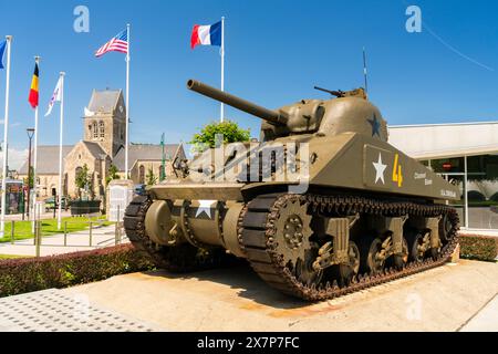 NORMANDIA, FRANCIA - 1 giugno 2017: NORMANDIA, FRANCIA - 1 giugno 2017: US Army Sherman Tank presso la Chiesa di St mere Eglise, la prima città ad essere liberata Foto Stock