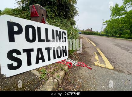 Firmi fuori da una stazione elettorale britannica per votare durante le elezioni Foto Stock