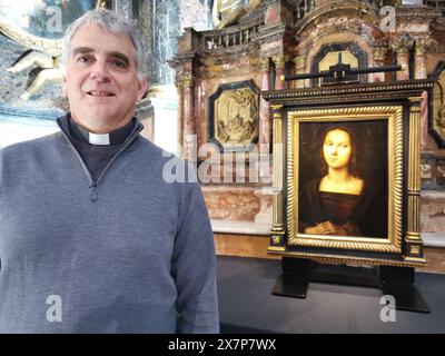 © Sophie Glotin/radio France/Maxppp - Sophie Glotin/radio France/Maxppp, 19/04/2024LE Père Florian Racine, recteur de la basilique Sainte-Marie-Madeleine de Saint-Maximin (Var) avec le tableau 'Marie-Madeleine' du peintre Raphaël Saint Maximim la Sainte Baume, Francia, 19 aprile 2024 Pittura di Maria Maddalena Raphaël acquistato per caso da un gallerista a Londra e autenticato poche settimane dopo. Esposto per la prima volta al pubblico nella basilica di Saint-Maximin *** didascalia locale *** France Bleu Provence credito: MAXPPP/Alamy Live News Foto Stock