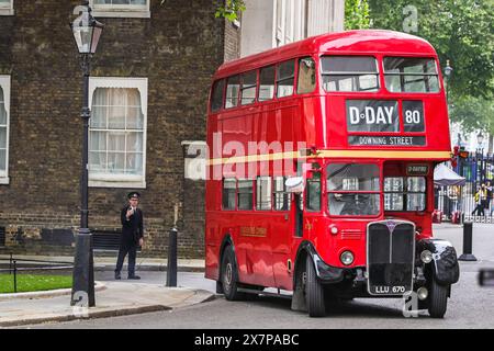 Londra, Regno Unito. 21 maggio 2024. Arriva l'autobus rosso vintage a due piani. Due veterani, George Chandler, l'ex Navy Able Seaman e 98 Bernard Morgan, l'ex RAF Sargeant, di 99 anni, entrano a Downing Street, così come i bambini della Hayfield Cross School di Northampton. Sono accolti dalla moglie del primo ministro, Akshata Murthy, il commemorativo del "D-Day 80", il 80° anniversario del D-Day. Per l'occasione, a Downing Street è anche visibile un autobus rosso vintage a due piani con cartello 'D-Day'. Crediti: Imageplotter/Alamy Live News Foto Stock