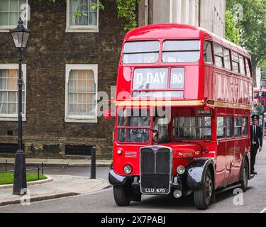 Londra, Regno Unito. 21 maggio 2024. Arriva l'autobus rosso vintage a due piani. Due veterani, George Chandler, l'ex Navy Able Seaman e 98 Bernard Morgan, l'ex RAF Sargeant, di 99 anni, entrano a Downing Street, così come i bambini della Hayfield Cross School di Northampton. Sono accolti dalla moglie del primo ministro, Akshata Murthy, il commemorativo del "D-Day 80", il 80° anniversario del D-Day. Per l'occasione, a Downing Street è anche visibile un autobus rosso vintage a due piani con cartello 'D-Day'. Crediti: Imageplotter/Alamy Live News Foto Stock